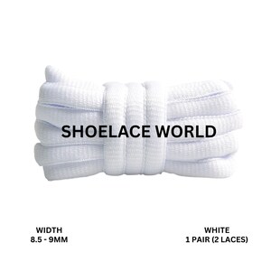 Peut inclure: Un paquet de lacets blancs, d'une largeur de 8,5 à 9 mm, est présenté sur fond blanc. Le texte "SHOELACE WORLD" est imprimé sur les lacets. Le produit est décrit comme "BLANC 1 PAIRE (2 LACETS)".