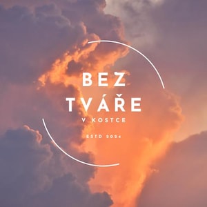 Puede incluir: Un diseño gráfico que muestra un cielo al atardecer con nubes naranjas y moradas. Un contorno circular blanco enmarca el texto BEZ TVÁŘE V KOSTCE y ESTD 2024 en una fuente sans-serif blanca, centrado sobre la formación de nubes iluminadas.