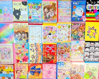 Pode incluir: Um saco de agarre de folhas de notas soltas individuais com uma variedade de designs coloridos. As folhas de notas apresentam personagens de desenhos animados, animais e outros designs fofos. O saco inclui uma variedade de temas, incluindo "Kids", "Love Tomo", "I Love You" e "Darling Kiss".