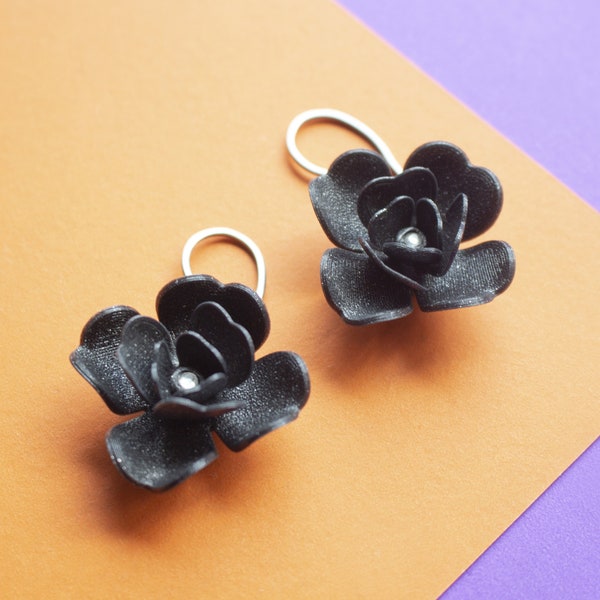 Boucles d'oreilles fleuries noires imprimées en 3D