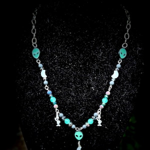 Buitenaardse ketting met buitenaardse wezens