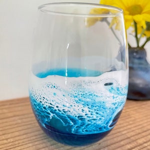 Pair Of Ocean Inspired Wine Glasses with Hand Poured Resin Waves zdjęcie 4