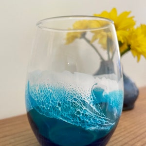 Pair Of Ocean Inspired Wine Glasses with Hand Poured Resin Waves zdjęcie 3
