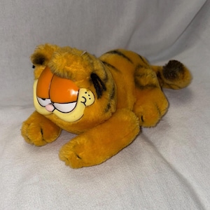 Vintage Plush 9” Garfield the Cat Lying Down