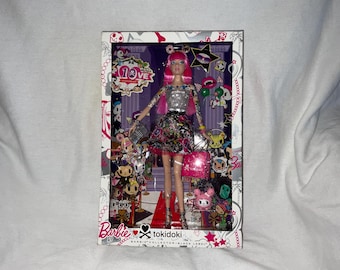 Muñeca Barbie Tokidoki de la colección Barbie Black Label, 10.º aniversario - Caja dañada - La muñeca nunca ha sido sacada de la caja.