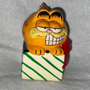 1981 Enesco Vintage Ceramic Garfield the Cat in Present Christmas Ornament