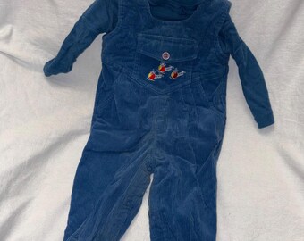 Peto vintage de pana azul Petit Ami de los años 80 con helicópteros bordados en la parte delantera y camiseta de cuello alto - Talla 12 meses