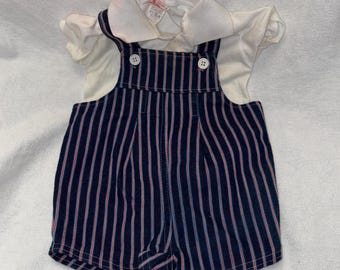Peto corto de mezclilla a rayas estilo años 80 de Buster Brown con polo blanco - Talla 12 meses