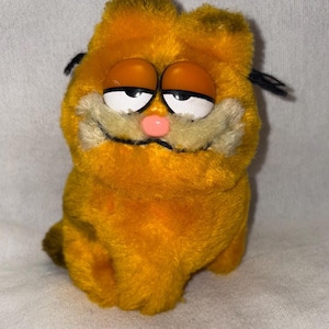Vintage 5.5” Plush Sitting Garfield the Cat
