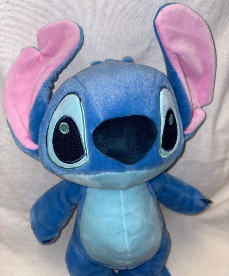 Pu&ograve; includere: Un peluche del personaggio Stitch del film d'animazione Lilo & Stitch. Il giocattolo &egrave; principalmente blu con grandi orecchie foderate di rosa, grandi occhi neri e un naso nero. La pancia &egrave; azzurra.