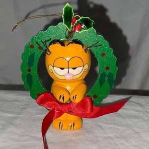 Vintage Garfield the Cat Wooden Christmas Ornament - Garfield in Christmas Wreath