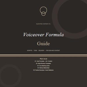 Op de afbeelding: Een donkerbruine gids getiteld "Voiceover Formula" met de tekst "Scripts - Tone - Delivery - For Ads and Content." De gids bevat secties over haakformules, scriptstructuur, toonafstemming, levering en oefeningen.