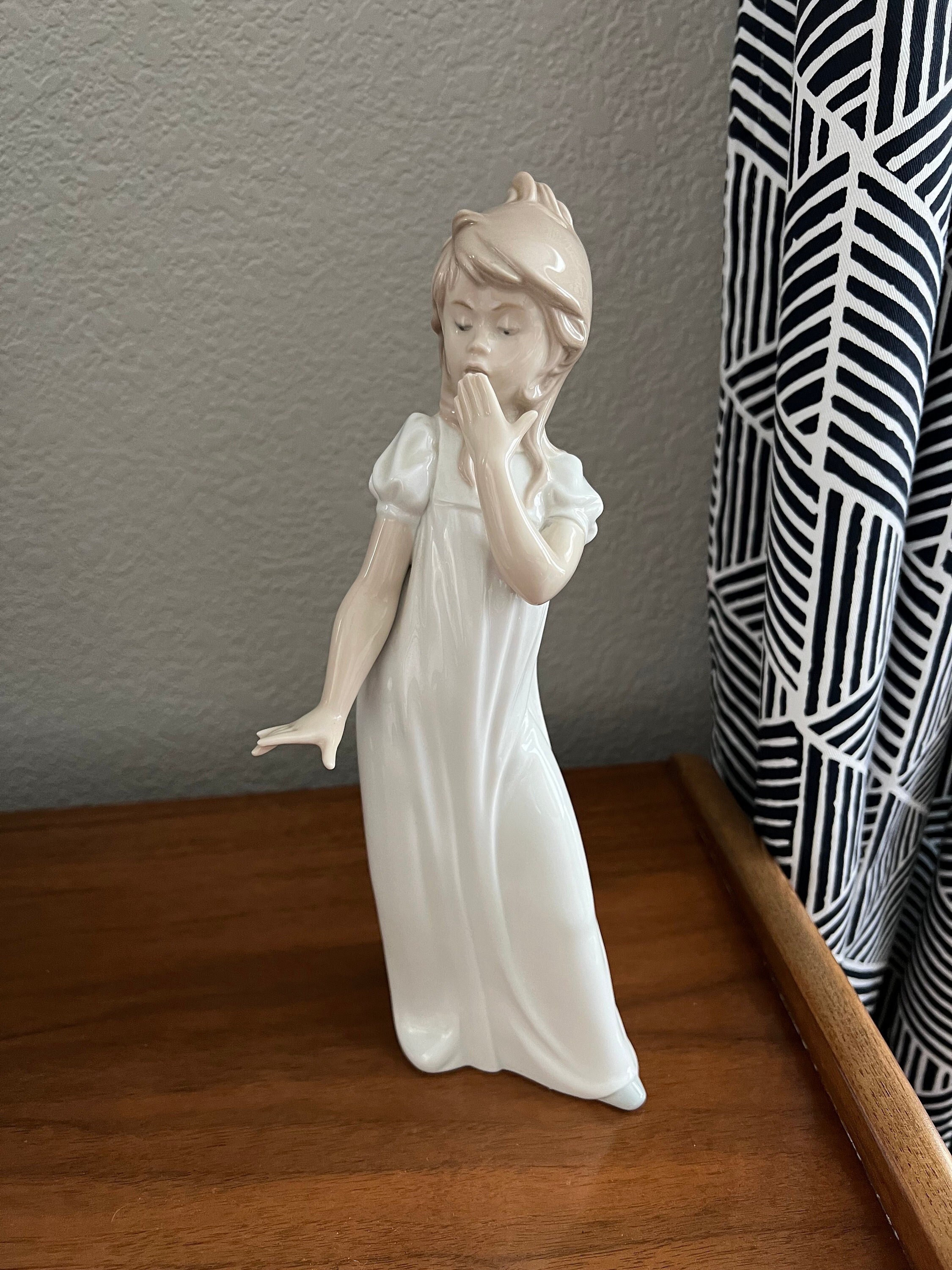 リヤドロ Lladro Nao by Lladro Girl Yawning il_fullxfull.4757313366_r4fz.jpg