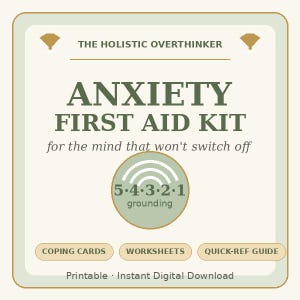 Puede incluir: Un gráfico digital cuadrado con fondo crema y texto verde oscuro que dice THE HOLISTIC OVERTHINKER, ANXIETY FIRST AID KIT, for the mind that won't switch off. Incluye un círculo de conexión a tierra 5-4-3-2-1 y tres botones: COPING CARDS, WORKSHEETS y QUICK-REF GUIDE.