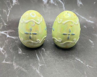 Easter egg salt and pepper shakers / Easter decor / Spring decor