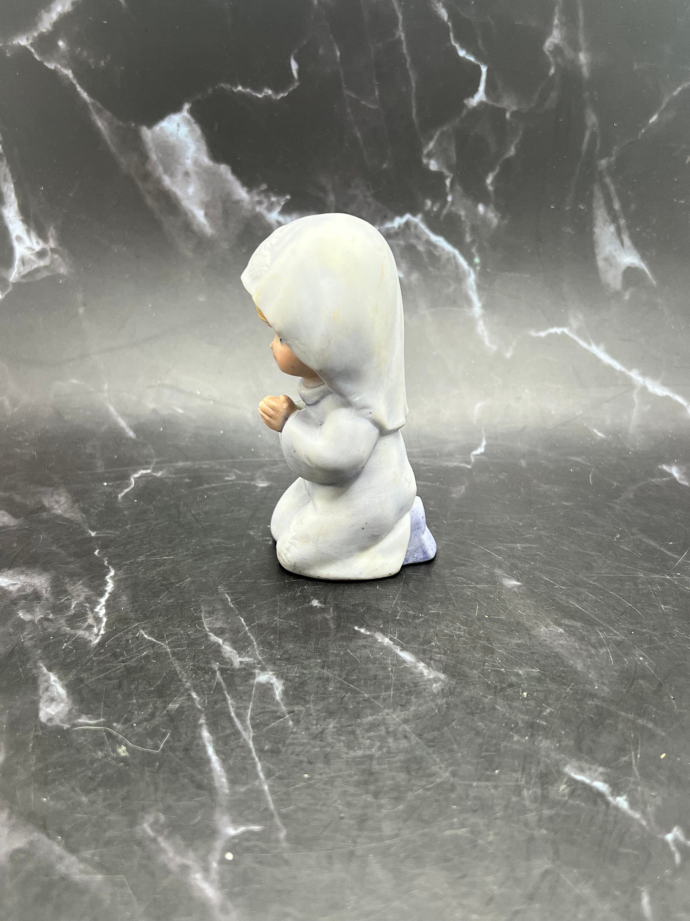陶製人形　Girl praying Praying Girl w/Rosary Night Light 4”T Porcelain Figurine 3.5