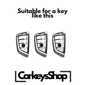 Pu&ograve; includere: Tre portachiavi per auto argentati con pulsanti. I portachiavi hanno una finitura argentata e sono adatti per una chiave come questa. Il testo "CarkeysShop" &egrave; in una casella nera nella parte inferiore dell'immagine.