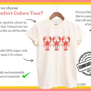 Puede incluir: Una camiseta blanca con un gr&aacute;fico de langosta roja. La camiseta est&aacute; hecha de 100% algod&oacute;n ring-spun de EE. UU. y est&aacute; te&ntilde;ida en prenda para una sensaci&oacute;n de uso. El texto "Comfort Colors" est&aacute; impreso en un sello circular negro en la esquina inferior derecha de la imagen. El texto "IVORY" est&aacute; impreso en negro en la esquina inferior derecha de la imagen.