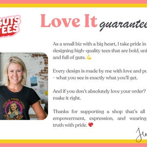 Puede incluir: Una mujer con una camiseta negra con el texto "HANG IN THERE LADIES IT GETS WORSE" y un dise&ntilde;o gr&aacute;fico retro. La imagen incluye el logotipo "GUTS TEES" y texto sobre la garant&iacute;a y los valores de la marca.