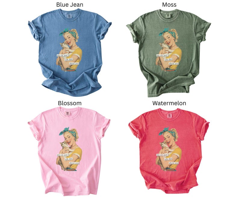 Puede incluir: Cuatro camisetas en azul vaquero, verde musgo, rosa flor y rojo sand&iacute;a. Cada camiseta presenta un gr&aacute;fico de estilo vintage de una mujer sosteniendo un gato, con el texto "me cat and I talk shit about you."