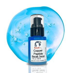 Puede incluir: Una botella de vidrio azul con una tapa de bomba negra que contiene un suero reparador de p&eacute;ptidos de cobre. La botella est&aacute; etiquetada con "Leoollcat&trade; Copper Peptide Repair Serum 1 fl. oz / 30 ml Distributed by Leoollcat Mansfield, TX 76063"