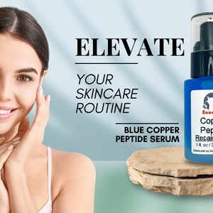 Puede incluir: Una botella de vidrio azul con una tapa de bomba negra y una etiqueta blanca que dice "Lecolcat Copper Peptide Repair Serum 1 fl. oz/30 ml". La botella est&aacute; sobre una roca marr&oacute;n claro.