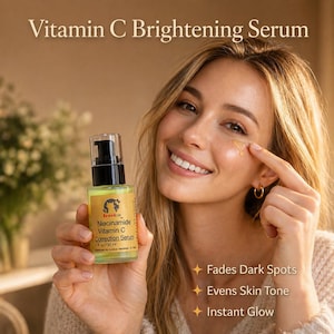 Pu&ograve; includere: Una donna tiene in mano un flacone di siero illuminante alla vitamina C. Il flacone &egrave; giallo con testo nero e una pompa nera. Il testo sul flacone recita "leeelcot Niacinamide Vitamin C Correction Serum 30 ml". L'immagine include anche il testo "Fades Dark Spots, Evens Skin Tone, Instant Glow".