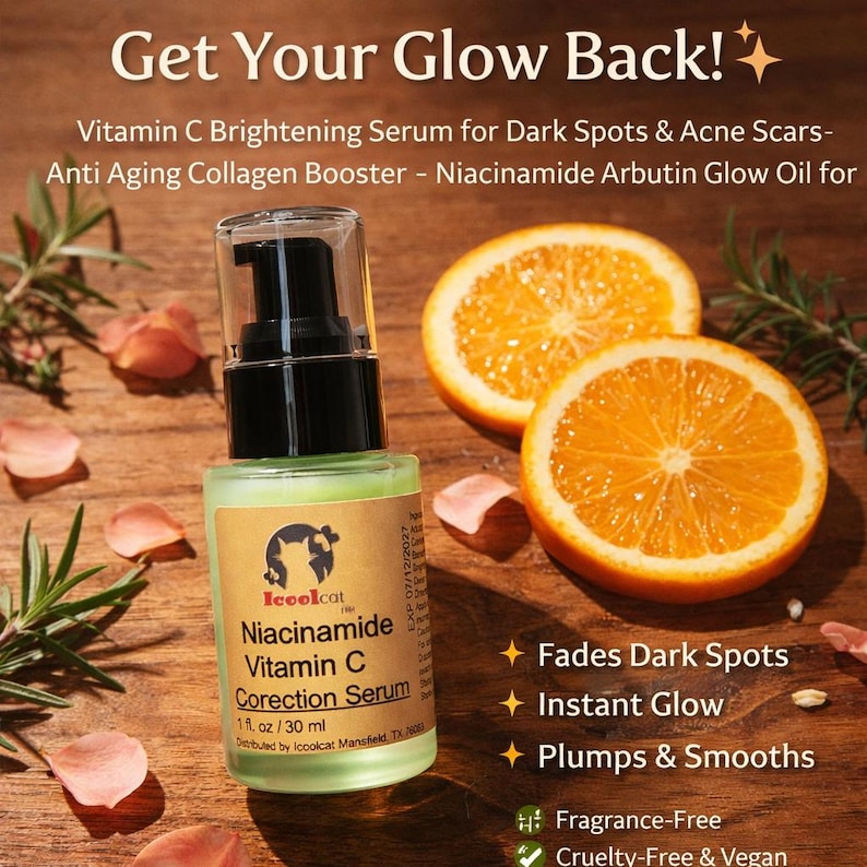 Pu&ograve; includere: Una bottiglia di vetro verde di Icoolcat Niacinamide Vitamin C Corection Serum, 30 ml, con un dosatore a pompa nero. L'immagine include due fette d'arancia, petali di rosa e il testo "Get Your Glow Back!" e "Fades Dark Spots, Instant Glow, Plumps & Smooths."