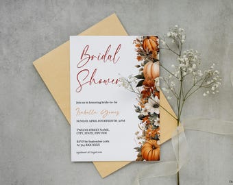Puede incluir: Una invitación de ducha nupcial blanca con un tema otoñal. La invitación presenta un diseño floral con calabazas y hojas en tonos naranja, marrón y rojo. El texto de la invitación dice "Bridal Shower" en letra cursiva roja, seguido de "Join us in honouring bride-to-be Isabella Gomez" en letra negra. La invitación también incluye la fecha, la hora y la ubicación de la ducha.
