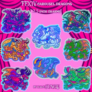 Pode incluir: Uma coleção de sete amuletos de dragão coloridos, cada um com aproximadamente 6,35 cm. Os amuletos apresentam vários designs de dragões em tons de roxo, azul, verde e laranja, com o texto "FFXIV Carousel Dragons" e "By Kaiju Jungle".