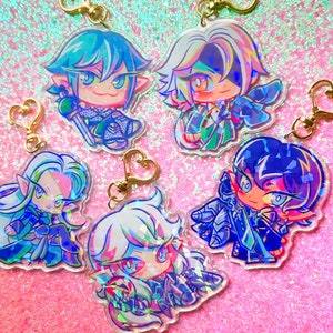 Könnte beinhalten: Eine Sammlung von fünf Schlüsselanhängern mit Anime-Charakteren. Jeder Schlüsselanhänger zeigt ein einzigartiges Charakterdesign mit leuchtenden Farben, darunter Blau, Rosa und Weiß. Die Schlüsselanhänger haben goldfarbene herzförmige Verschlüsse.
