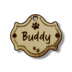 Personalisierte Hundemarke aus Holz im alten Stil