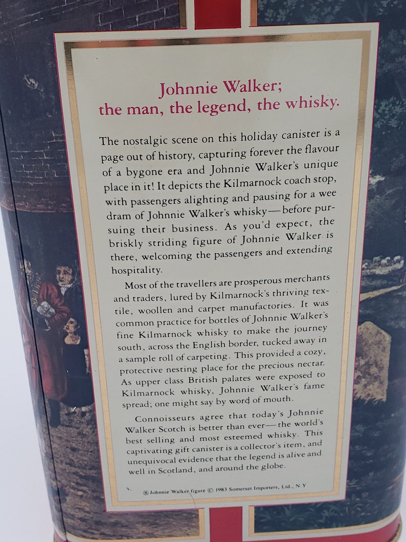 K&ouml;nnte beinhalten: Eine Vintage-Metalldose mit einer Schwarzwei&szlig;illustration von Johnnie Walker, einem Mann in Zylinder und Mantel, der auf eine Pferdekutsche zugeht. Der Text "Johnnie Walker; der Mann, die Legende, der Whisky." ist auf der Dose aufgedruckt.