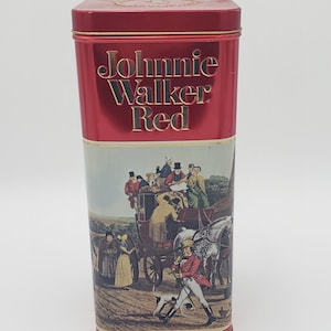 K&ouml;nnte beinhalten: Rote Blechdose mit goldenem Etikett, auf dem "Johnnie Walker Red" steht, und einer Vintage-Illustration einer von Pferden gezogenen Kutsche mit Personen darin. Die Dose hat ein Fassungsverm&ouml;gen von 1,75 Litern.