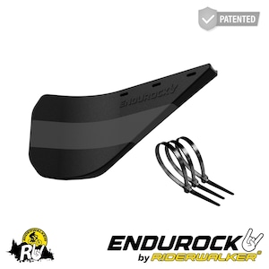 以下が含まれることがあります： Riderwalkerの黒いEndurockオートバイフェンダー。濃いグレーのストライプと3つの黒い結束バンドが付いています。フェンダーには「ENDUROCK」の文字がプリントされています。画像には、Riderwalkerのロゴと「PATENTED」バッジも含まれています。