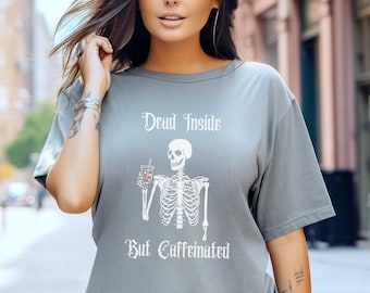 Camisa de café, camisa amante del café, muerto por dentro, camisa muerta por dentro, cafeína, esqueleto, camisa esqueleto, Halloween, camisa de Halloween