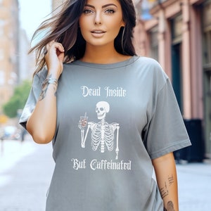 Chemise à café, Chemise amateur de café, Dead Inside, Chemise Dead Inside, Caféine, Squelette, Chemise squelette, Halloween, Chemise d’Halloween