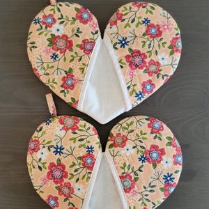 Quilted Heart Oven Mitts: Wildflower Cottagecore Hot Pads (Set of 2)