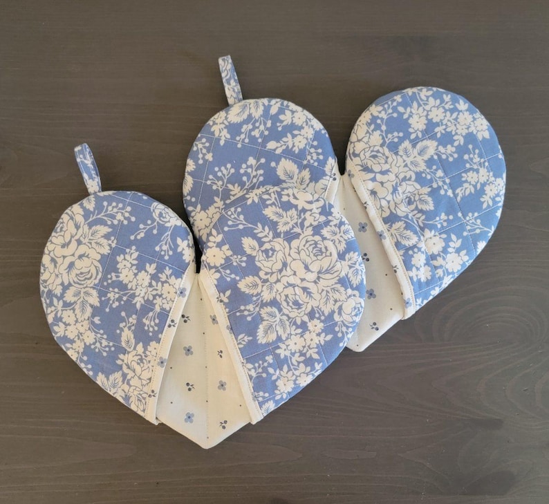 Quilted Heart Oven Mitts: Pastel Blue Floral Pot Holders (Set of 2)