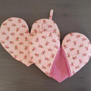 Ensemble de maniques matelassées en forme de cœur : dessous de plat roses et vichy, décoration Saint-Valentin