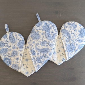 Quilted Heart Oven Mitts: Paisley Cottagecore Hot Pads, Set of 2