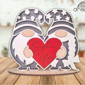 Gnome di San Valentino su supporto in formato SVG, file di taglio laser, ornamento di Gnome in formato SVG, giorno di San Valentino in formato SVG, cuore di Gnome personalizzato in formato SVG, Gnome taglio laser Glowforge