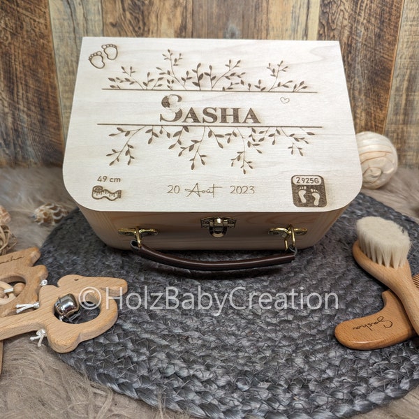 Coffret Naissance Bébé Prénom Gravé : Valisette bois + Disque Souvenirs + 1 Hochet en Bois + 1 brosse +1 peigne. Boite de nouveau née