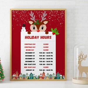 Op de afbeelding: Een rood en wit bord met een cartoonrendier dat over de bovenkant kijkt. Het bord vermeldt de feestdagenuren voor een bedrijf, inclusief kerstavond, kerstdag, Boxing Day en nieuwjaarsdag.
