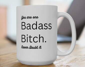 Badass Bitch Mug 15oz, Taza de café divertida, Taza motivacional, Taza de café atrevida, Regalo inspirador para ella, Taza de café sarcástico, Regalo de compañero de trabajo