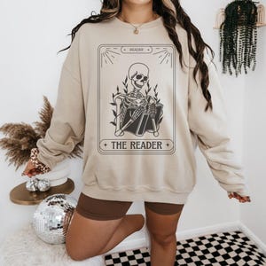 Das Leser-Tarot-Karten-Sweatshirt | Bücherwurm Merch | Booktok | Bücherwurm
