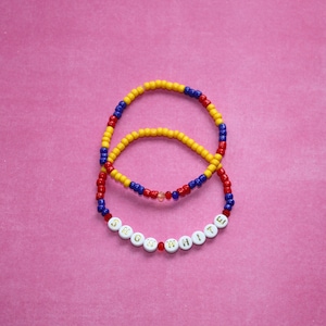 Pilha de pulseiras com miçangas Branca de Neve: feita de miçangas, miçangas de cristal e miçangas com letras.