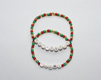 Pulsera de cuentas navideñas apiladas