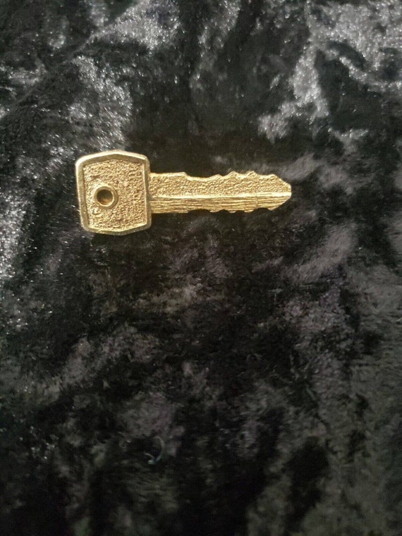 Vintage Gold Tone Car Key Brooch Pin Mens Womens J