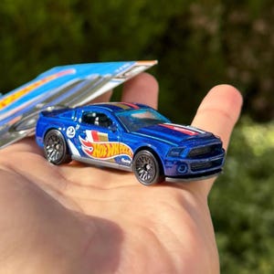 Ford Mustang Shelby GT500 Keychain, Blue 2010 GT500 Super Snake Keyring, Mustang GT 500 Keychain, Navy Mini Scale Car Charms
